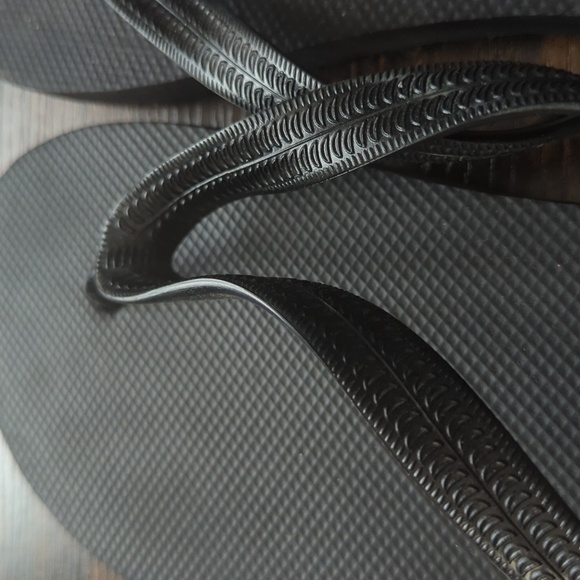 2 for $10 Old Navy Men's black flipflops - Picture 2 of 3
